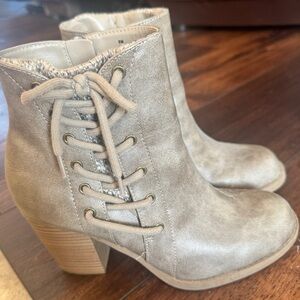 Vintage 7 eight - V78 - Taupe bootie - side lace -Size 8.5 like new